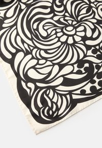 Cachecol de seda preto e branco com padrões em espiral ousados, com uma textura suave e borda com bainha.