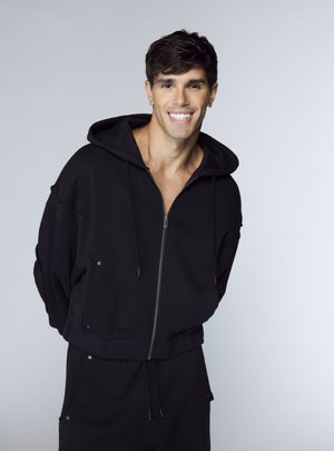 Felpa nera con zip, realizzata in tessuto morbido, con cappuccio, polsini elasticizzati e tasche laterali con dettagli in metallo argentato.