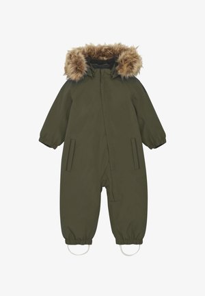 Olivgrön barnoverall i snö med en huva fodrad med konstpäls, dragkedja fram, två sidofickor, elastiska ärmslut och fotremmar för säkerhet.