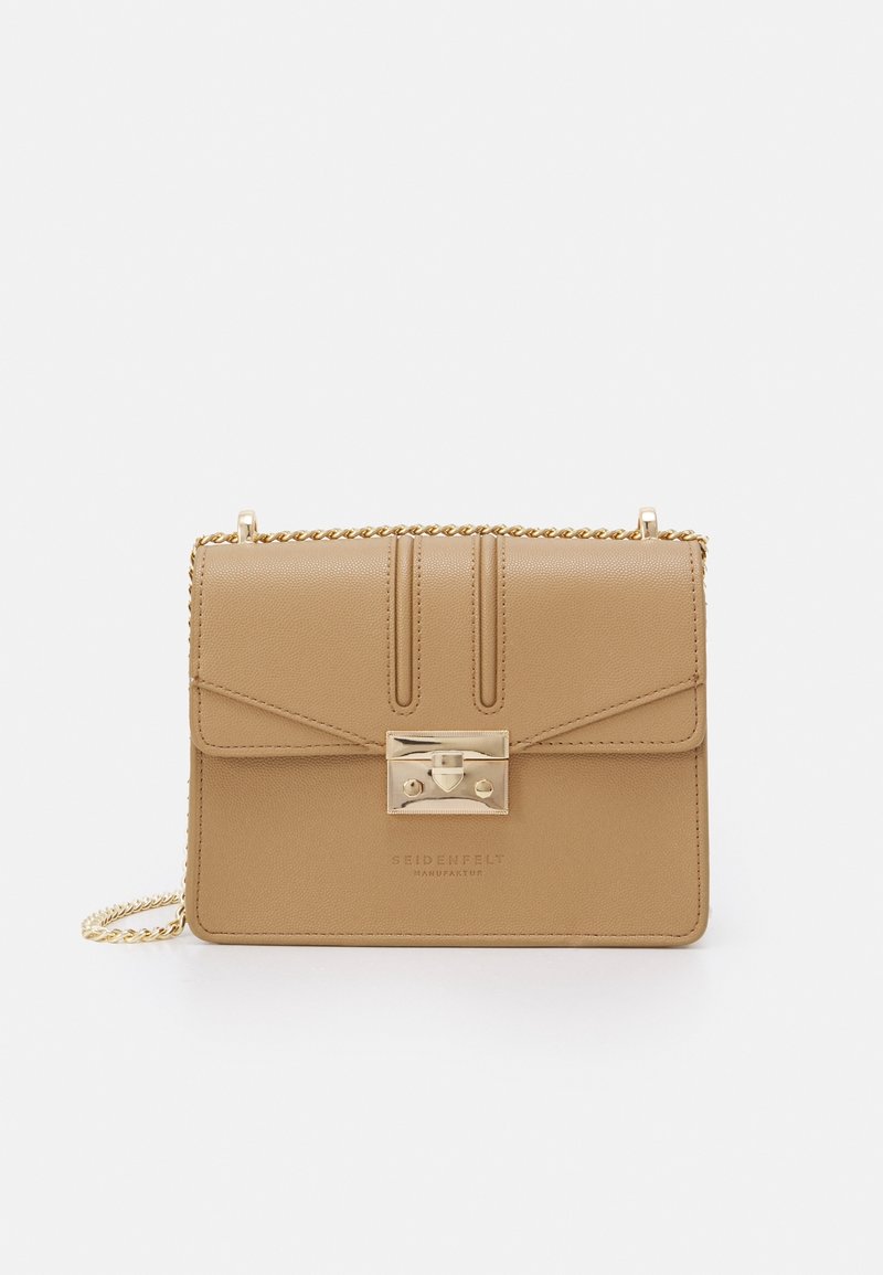 Sac à main en cuir tan avec une chaîne dorée, design structuré, couture décorative et un fermoir en métal avec un logo à l'avant.
