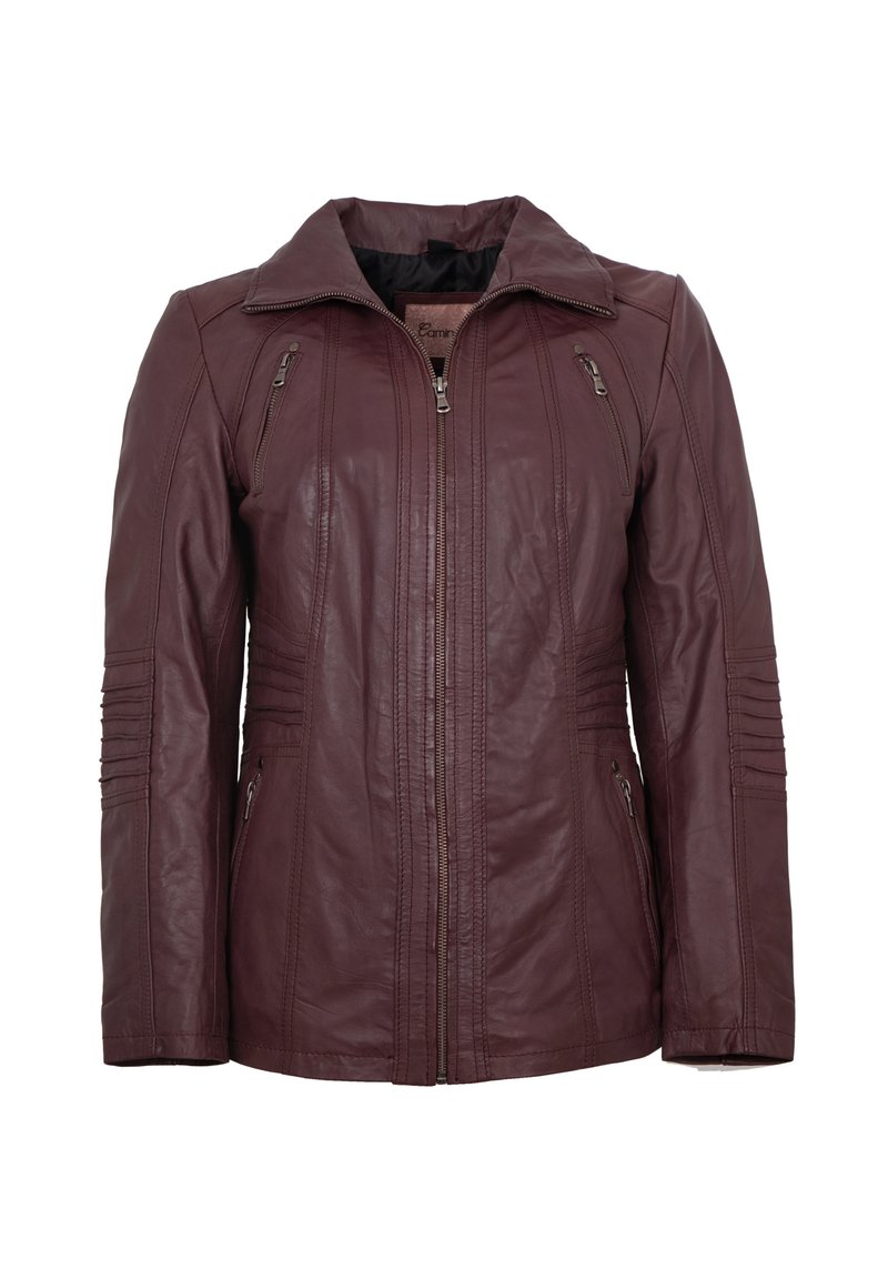 Burgunderfarbene Lederjacke mit Reißverschluss, strukturierten Schultern, horizontalen Nahtakzenten und zwei seitlichen Taschen. Glatte Textur.