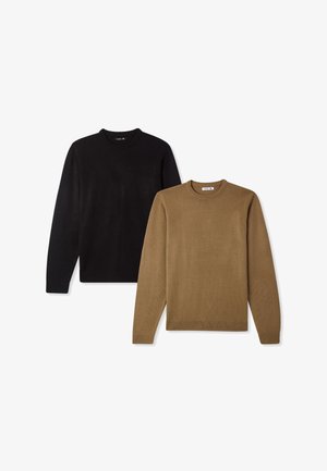 Due maglioni a collo rotondo: uno nero e uno beige. Entrambi sono realizzati in un materiale liscio, con maniche lunghe e polsini a costine.
