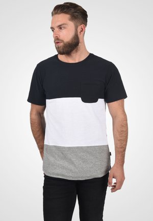 Schwarz-weiße und graue gestreifte T-Shirt mit Rundhalsausschnitt, kurzen Ärmeln und einer Brusttasche. Hergestellt aus einem Baumwollmischgewebe.