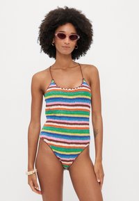 Mehrfarbiger gestreifter Badeanzug mit strukturiertem Strickdesign, ausgestattet mit Spaghettiträgern und einem gerafften Ausschnitt. Hohe Beinausschnitte.