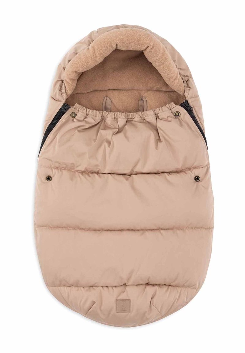 Sac de couchage pour bébé en beige, rembourré avec un intérieur en polaire, fermeture à cordon en haut et zippers pour un accès facile. Bords inférieurs arrondis.