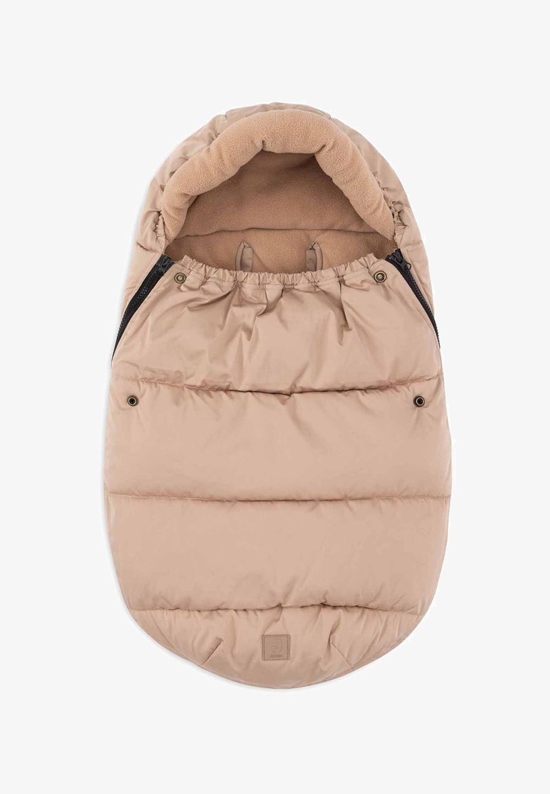 Beige gewatteerde baby slaapzak met een fleece binnenvoering, trekkoordsluiting aan de bovenkant en ritsen voor gemakkelijke toegang. Afgeronde onderranden.