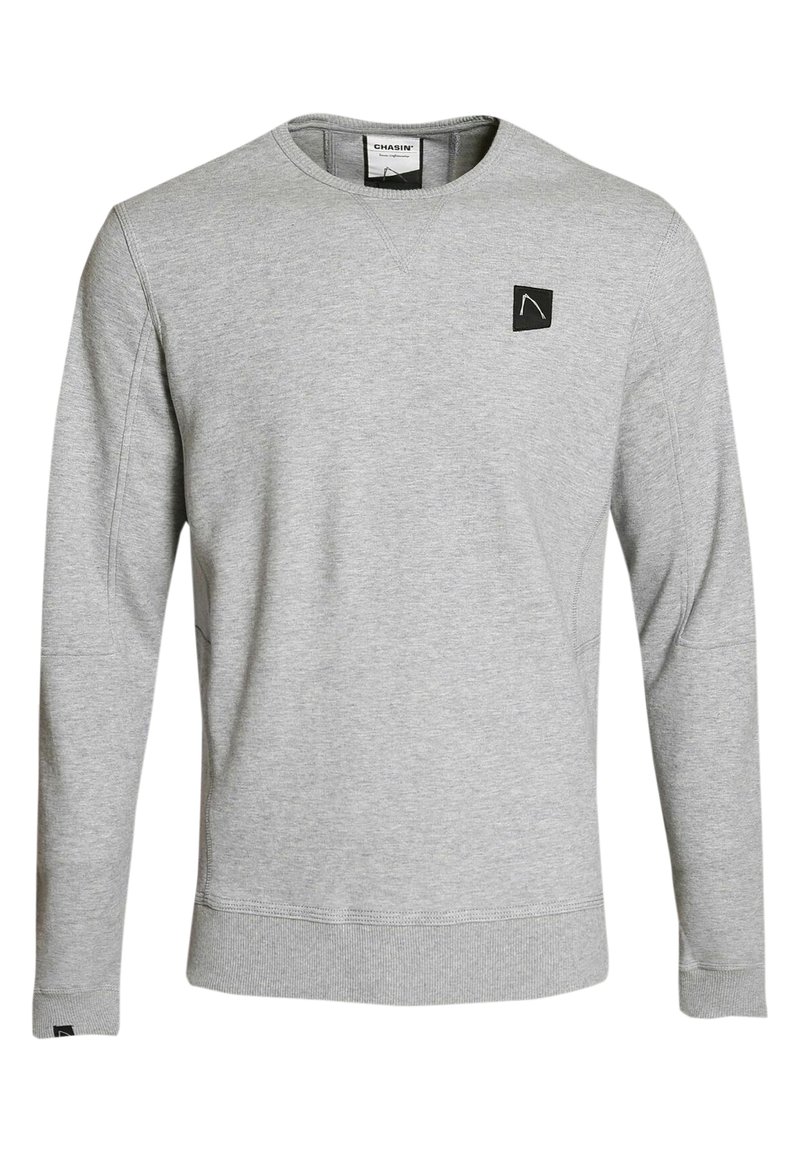 Sudadera gris de tejido suave, con cuello redondo, mangas largas, puños de canalé y un pequeño logo negro en la parte frontal.