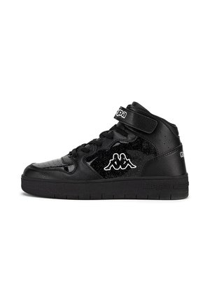 Zwarte hoge Kappa sneaker met veters aan de voorkant, klittenbandsluiting en wit Kappa-logo aan de zijkant en achterkant.