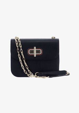 Navy leren handtas met een gouden kettingband, rechthoekige vorm, klepsluiting en een opvallend gelaagd hardwaredetail in rood en zilver.