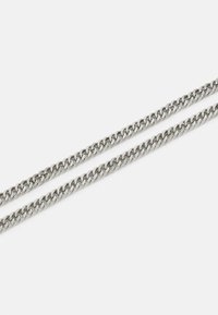 Metalkjede med sammenkoblede lenker, sølvfarget finish, jevn tekstur og konsekvent lenkestørrelse gjennom hele kjeden.