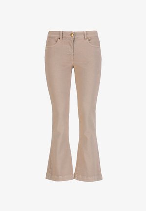 Világos bézs, bővülő szárú farmernadrág pamut keverék anyagból. Elülső zsebekkel, gombos záródással és varrási részletekkel a varratok mentén.