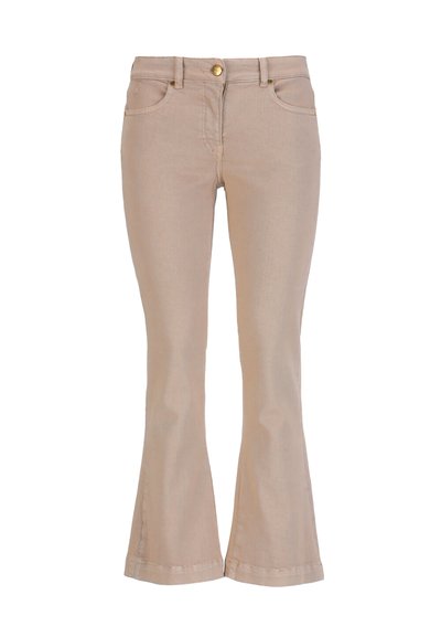 Svetlo bež razširjene jeans hlače iz bombažnega mešanega materiala. Imajo sprednje žepe, gumbno zapiranje in šivane detajle vzdolž šivov.