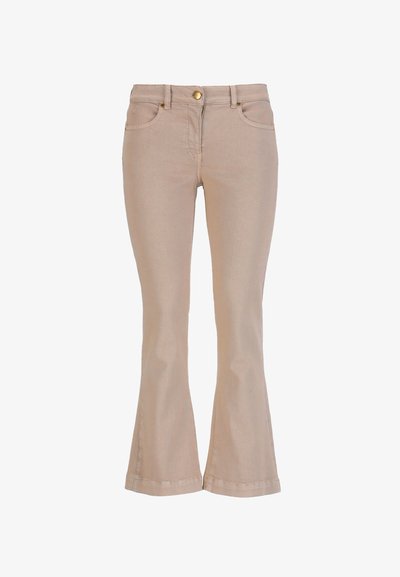 Svetlo bež razširjene jeans hlače iz bombažnega mešanega materiala. Imajo sprednje žepe, gumbno zapiranje in šivane detajle vzdolž šivov.