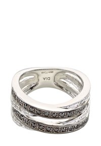 Nakita prsten s nagomilanim prstenovima od poliranog srebrnog metala s tri teksturirana prstena, od kojih su dva ukrašena tamnim i prozirnim kamenčićima.