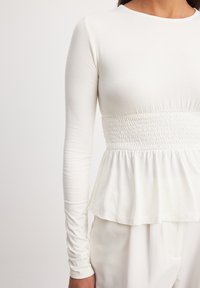 NA-KD SMOCK - Pitkähihainen paita - offwhite