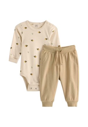 Světlý béžový dětský bodysuit s vzorem včel a odpovídající khaki tepláky s elastickým pasem a manžetami pro pohodlí. Vyrobeno z měkkého bavlněného materiálu.