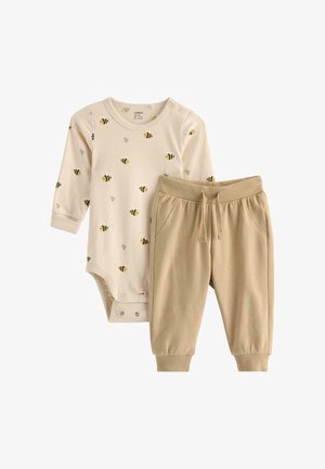 Bodysuit pour bébé de couleur beige clair avec un motif d'abeille, accompagné d'un pantalon de jogger kaki assorti avec une taille élastique et des poignets pour plus de confort. Matière en coton douce.