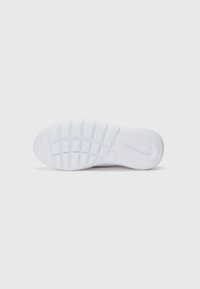 Semelle de chaussure en caoutchouc blanc avec des motifs de grip texturés et une forme arrondie. Présente un logo proéminent près du talon.