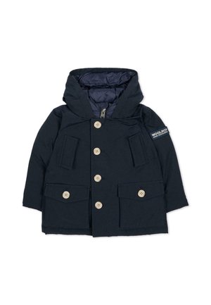 Chaqueta azul oscuro con capucha para niño, con botones en la parte delantera, dos bolsillos grandes con botones, dos bolsillos en el pecho y un parche con el logo de Woolrich en la manga.