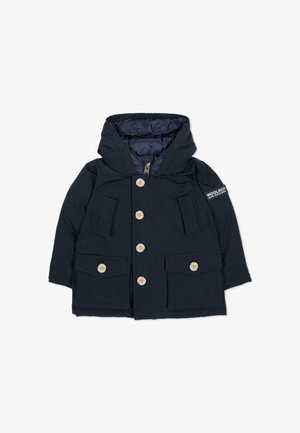 Chaqueta azul oscuro con capucha para niño, con botones en la parte delantera, dos bolsillos grandes con botones, dos bolsillos en el pecho y un parche con el logo de Woolrich en la manga.