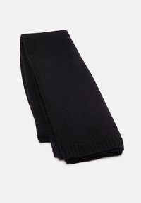 Sciarpa nera lavorata a maglia, caratterizzata da una texture a coste e una forma piegata, realizzata in materiale morbido per calore e comfort.