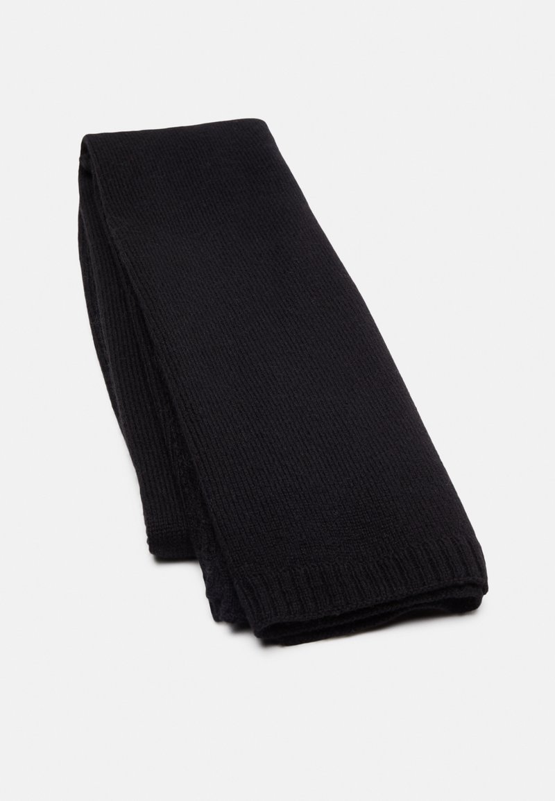 Cachecol preto tricotado, com uma textura canelada e forma dobrada, feito de material suave para aquecer e proporcionar conforto.