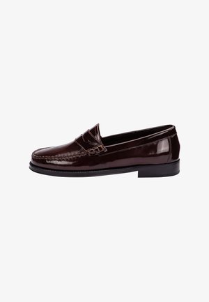 Mocassin en cuir marron foncé avec finition brillante, couture mocassin, et petit talon noir, présenté de profil sur fond blanc.
