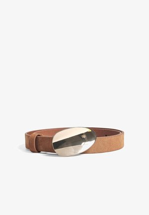 Cintura in suede marrone con una fibbia ovale metallica e larga. Superficie liscia con una texture opaca. Regolabile con un anello per una vestibilità sicura.