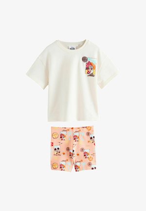 Camiseta blanca de manga corta con gráfico de Minnie Mouse y pantalones cortos rosa suave con patrones tropicales y de Minnie Mouse.