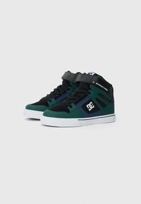 Hoge sneakers in zwart, donkergroen en blauw. Kenmerken zijn een gestructureerde bovenkant, witte rubberen zool en een verstelbare klittenbandsluiting.