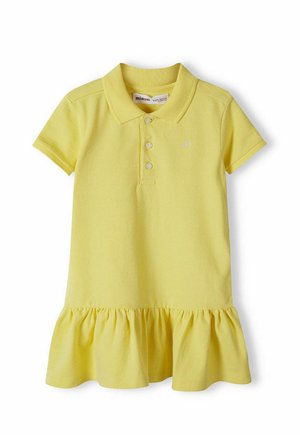 Vestido tipo polo amarillo de manga corta para niños, con tres botones y un dobladillo con volantes, hecho de tela suave.