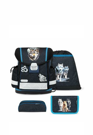 Wolf-motif-Rucksack-Set mit schwarzem Design und blauen Akzenten, strukturiertem Stoff und Tiergrafiken. Enthält ein Täschchen und einen Kordelzugbeutel.