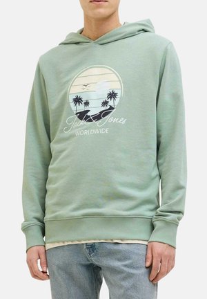 Sudadera verde claro hecha de una mezcla de algodón. Presenta un gráfico redondo con un atardecer, palmeras y el texto "Jack & Jones Worldwide." Puños y dobladillo acanalados.