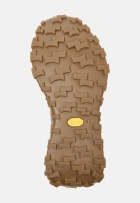 Suola Vibram, gomma color beige, caratterizzata da un motivo di battistrada testurizzato con lugs prominenti per una migliore trazione. Etichetta "Vibram 42" in giallo.