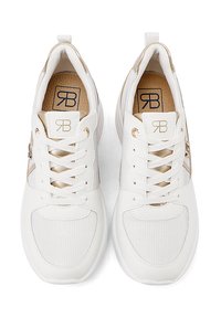 Sneakers bianchi sportivi con parte superiore in mesh testurizzato, dettagli dorati e lacci a contrasto, caratterizzati da punta tondeggiante e collare imbottito.