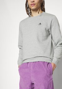 Converse GO TO EMBROIDERED STAR CHEVRON CREW UNISEX - Felpa - vintage grey heather