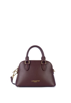 Sac à main en cuir marron foncé avec deux poignées, une bandoulière amovible et des accessoires dorés sur fond blanc.