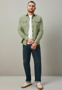 Next TWIN POCKET TEXTURED LONG SLEEVE - Marškiniai - khaki green