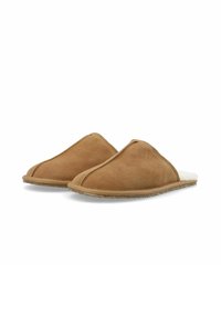 Brune ruskindsslippers med en blød hvid foring. Har et slip-on design, rund tå og en struktureret gummisåler for bedre greb.