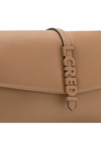 Tasche aus braunem Leder mit Klappenverschluss und einem dekorativen Verschluss mit den Buchstaben "L.CREDI." Beinhaltet dezente Nähte und eine glatte Textur.