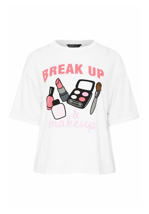 Weißes T-Shirt mit pinkfarbenem Schriftzug "BREAK UP & makeup" und Illustrationen von Lippenstift, Nagellack, Lidschattenpalette und Makeup-Pinsel.