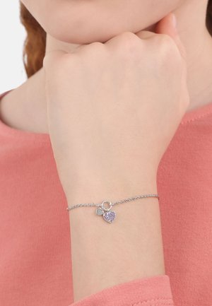Bracciale in argento con design a catena, caratterizzato da due ciondoli a forma di cuore, uno solido e l'altro incastonati con pietre viola.
