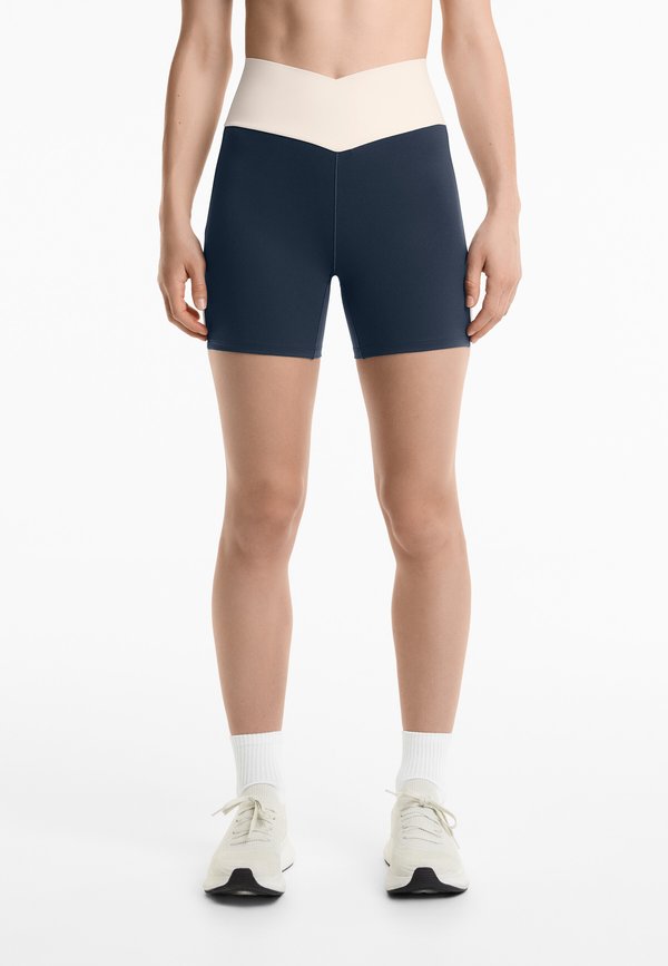 PERFECT-ADAPT HIGH-RISE 10CM HOT PANT V-CUT WAIST - Leggings - Hosen