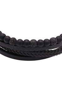 Zwarte leren armband met gevlochten en gladde secties, geaccentueerd met matte en gespikkelde zwarte kralen, die verschillende texturen tonen.