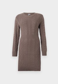 Rochie din tricot cu model de sârmă în nuanță de maroniu stins, cu decolteu rotund, mâneci lungi, manșete cu bordură ribbed și talie ajustată.