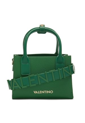 Sac à main Valentino vert en cuir texturé, avec deux poignées supérieures et une large bandoulière embossée du lettrage « VALENTINO ».
