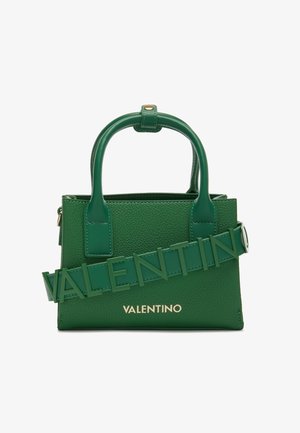 Zielona torebka Valentino ze skórą o fakturze, z dwoma górnymi uchwytami i szerokim paskiem z wytłoczonym napisem „VALENTINO”.