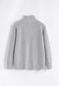 Pull en laine gris tricoté avec un col montant, texture côtelée et manches raglan. Il présente une sensation douce et un ourlet droit.