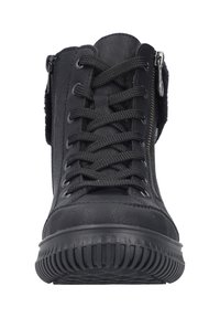 Bottines noires à lacets en cuir texturé, avec une fermeture éclair sur le côté et une semelle en caoutchouc robuste avec des rainures horizontales.