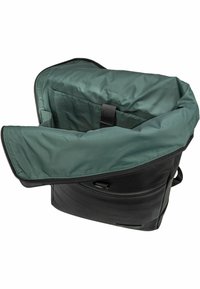 Zwarte tas met een gestructureerde buitenkant en een groene binnenvoering. Voorzien van een ritssluiting en interieurzakken voor organisatie.